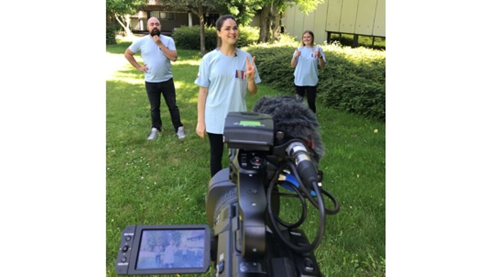 Foto (Lena Wobbe): Fabio Poracos, Diana Denk und Lisa Kaup (v. l.) standen im Rahmen des Projektes „Bewegte Pause mit bewegten Bildern“ vor der Kamera.